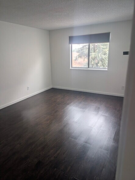 Building Photo - 921 S Walden St