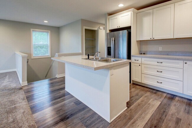 Building Photo - Spacious 2 Bed/2 Bath Condo in Prime Location
