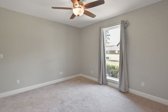 Building Photo - Stunning 4 Bed 2 Bath!