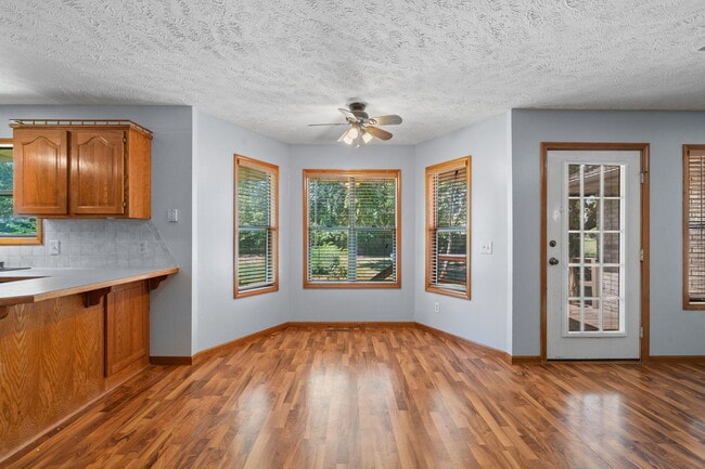 Building Photo - 303 S Suburban Ave