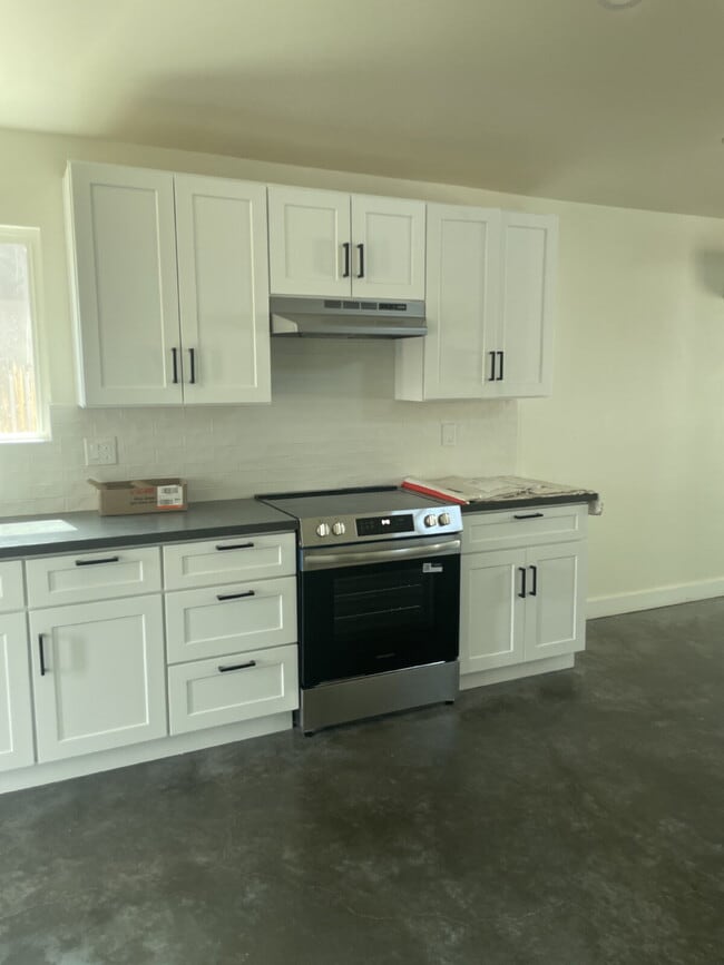 Building Photo - 1339 E 8th St