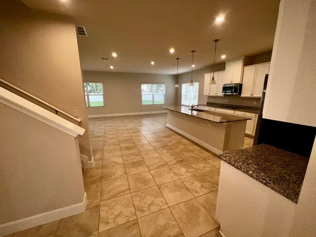Building Photo - Stunning 5 bedroom 3 bath Winter Haven Home near Lego Land!