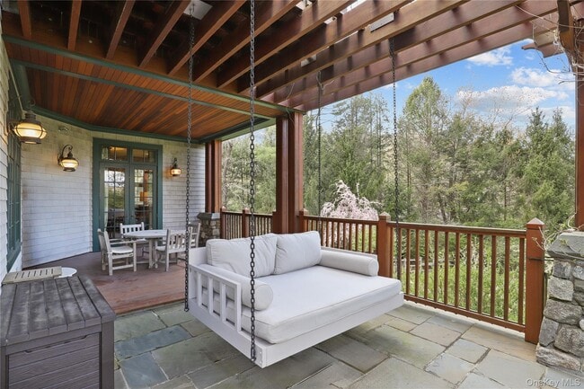 Building Photo - 10 Upland Rd N