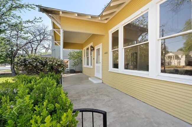 Building Photo - 603 E Losoya St