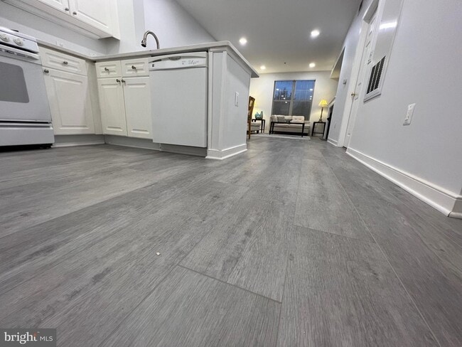 Building Photo - 1625 International Dr