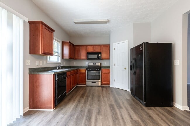 Building Photo - 4 Bedroom/2.5 Bath Townhouse!