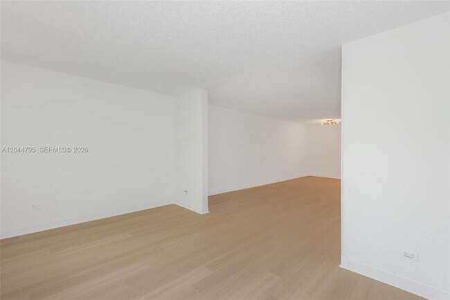 Building Photo - 445 NE 195th St