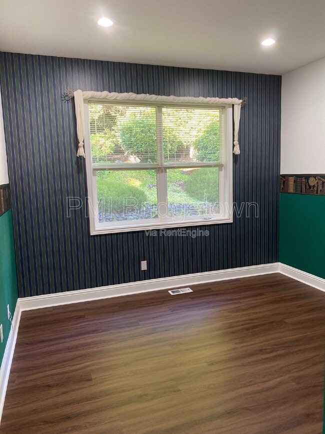 Building Photo - 12805 SE Spring Mountain Dr