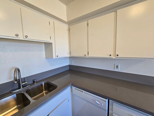 Building Photo - Beautifully remodeled 2 bedroom apartment