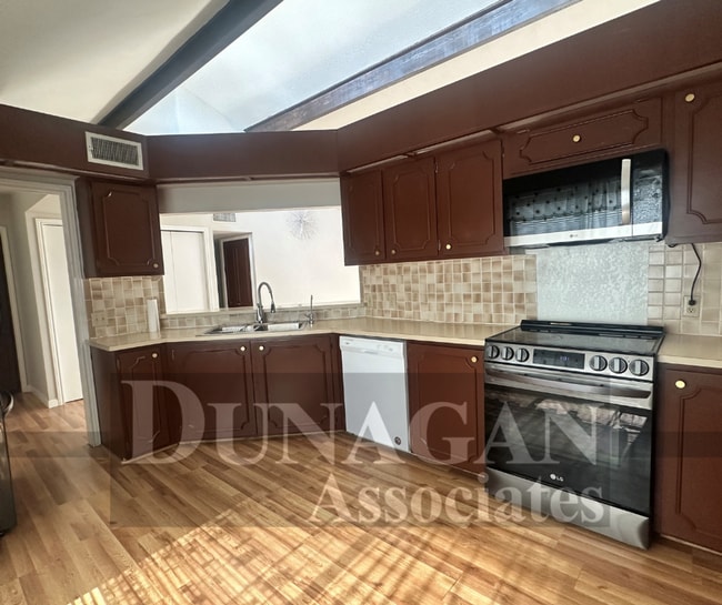 Building Photo - Charming 3 bedroom 2 Bathroom Home