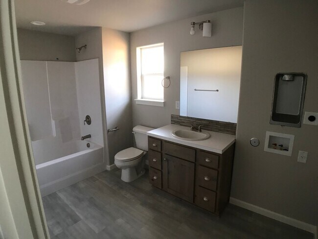 Building Photo - 957 NW Oak Ave