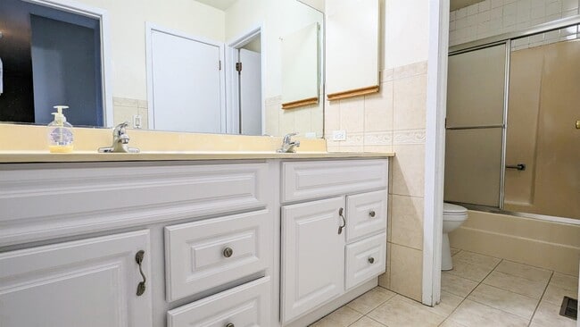 Building Photo - 1401 Knoll Dr