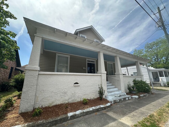 Building Photo - 2 Bed 1 Bath Apartment with Historic Charm