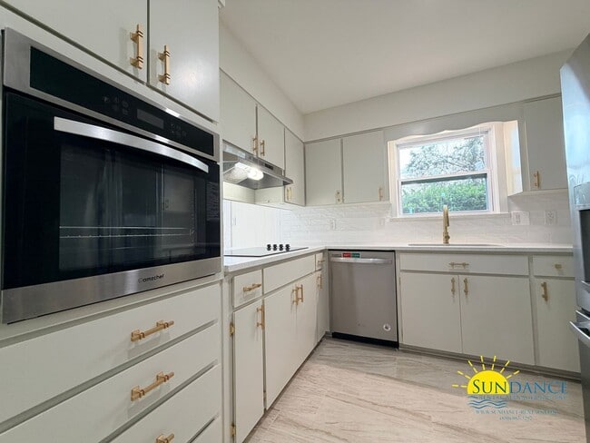 Building Photo - Beautifully Renovated 4BR Home with Private Pool in Fort Walton Beach!