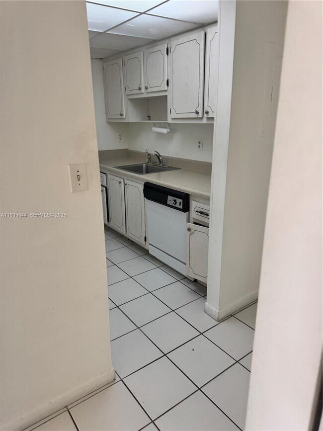 Building Photo - 14501 N Kendall Dr