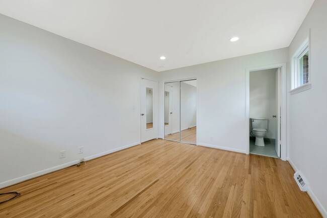 Building Photo - Awesome 3BE/2BA ranch style home in the WestMeade area!