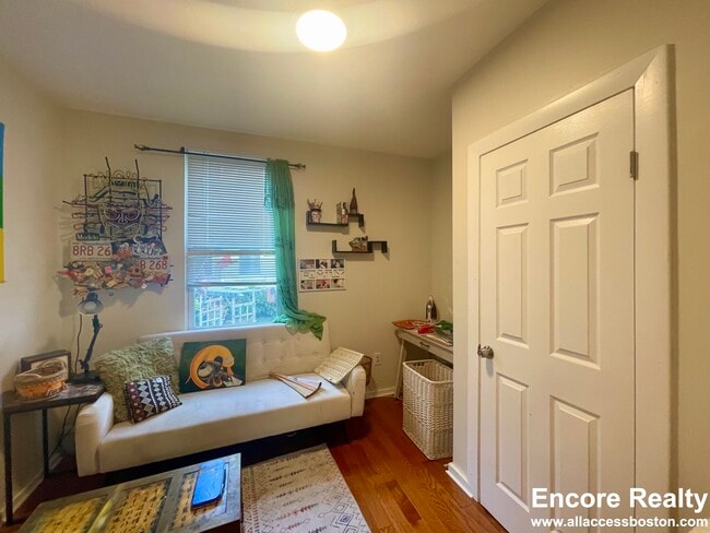 Building Photo - 75 Putnam St