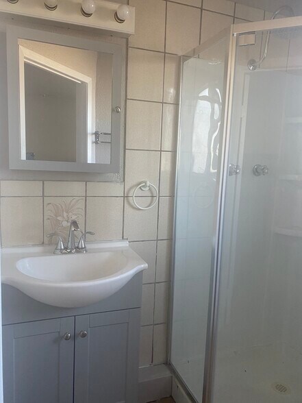 Bathroom - 500 Hawthorne Ave