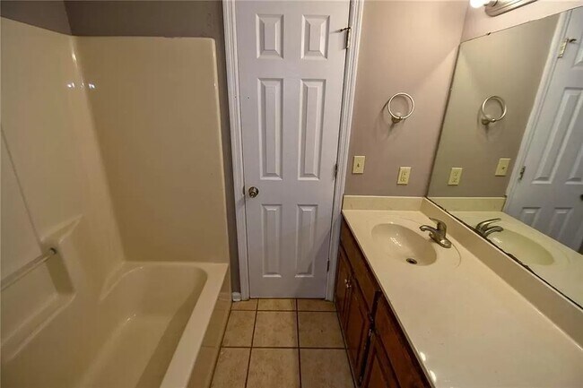 Building Photo - 1179 Northlake Dr