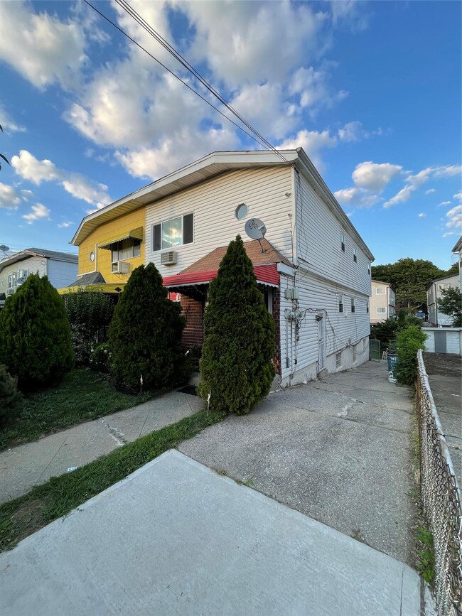 Building Photo - 709 Pine St