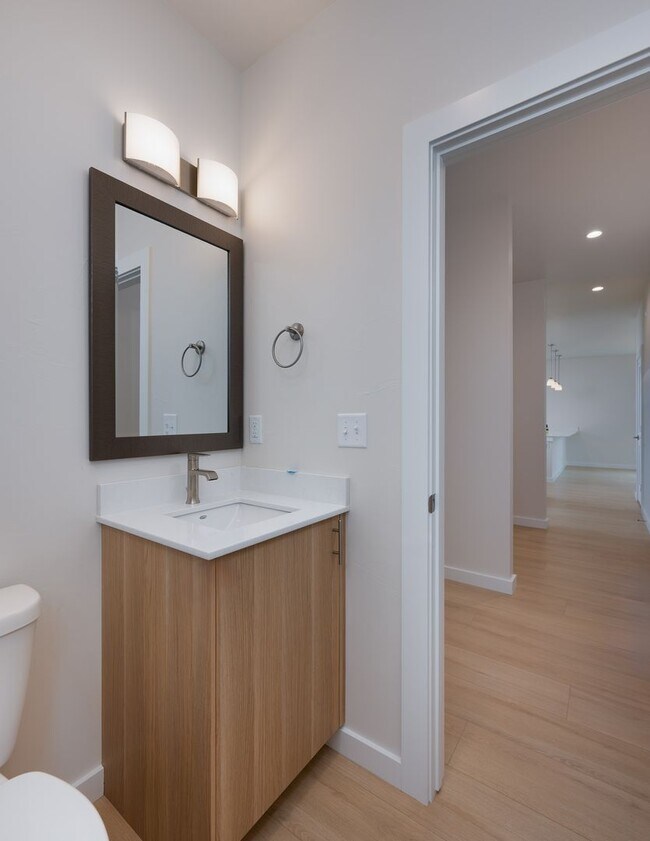 Building Photo - Stunning 4 bed, 3 bath - Corner Lot