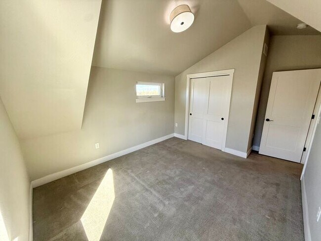 Building Photo - Modern Home in Heart of Old Town Fort Collins!