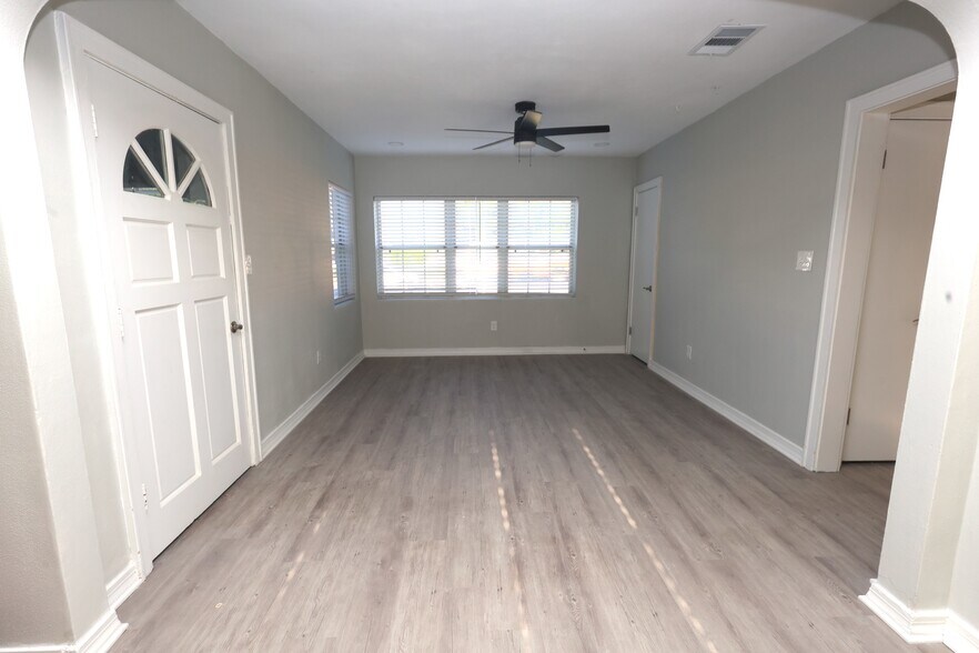 Building Photo - 110 N Palm Ave