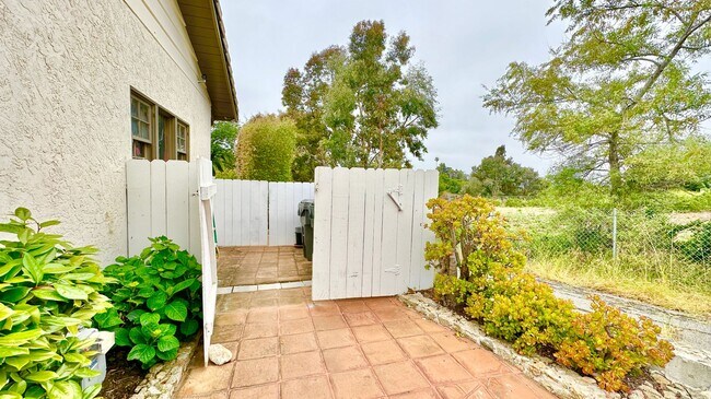 Building Photo - Spacious & Private Studio Layout Guest Hom...