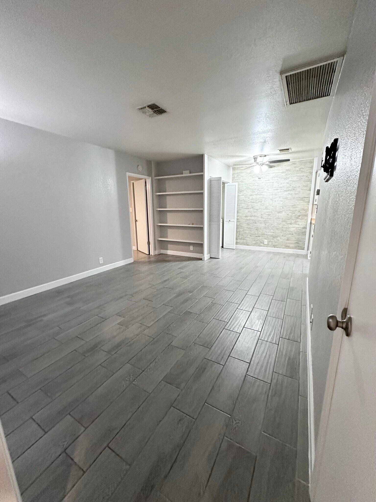 Building Photo - 9013 W Elm St