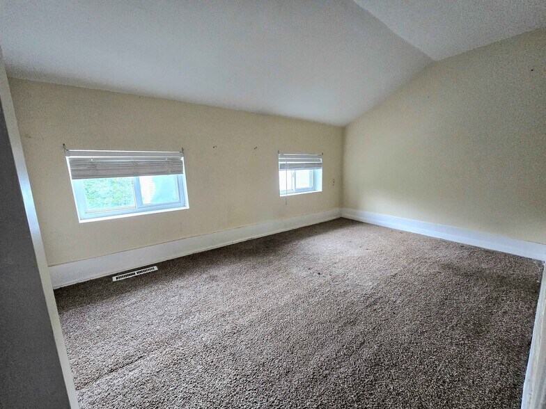 Bedroom 1 - 272-102 W William St