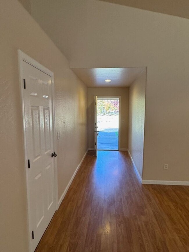 Building Photo - SINGLE LEVEL HOME IN CP/ ON QUIET CULDESAC