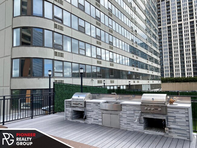 Building Photo - 1237 S Michigan Ave