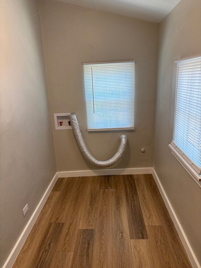 Building Photo - 143 E Baylor St