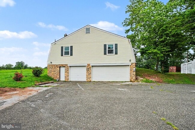 Building Photo - 712 E Pine Ford Rd
