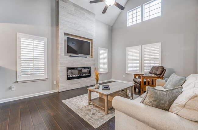 Building Photo - 1033 W Montebello Cir