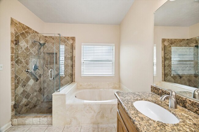 Building Photo - 806 Charles Pl