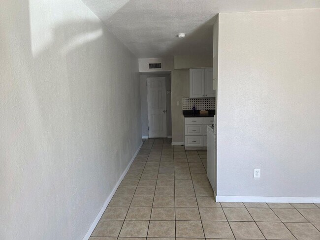 Building Photo - 1320 W Sahuaro Dr