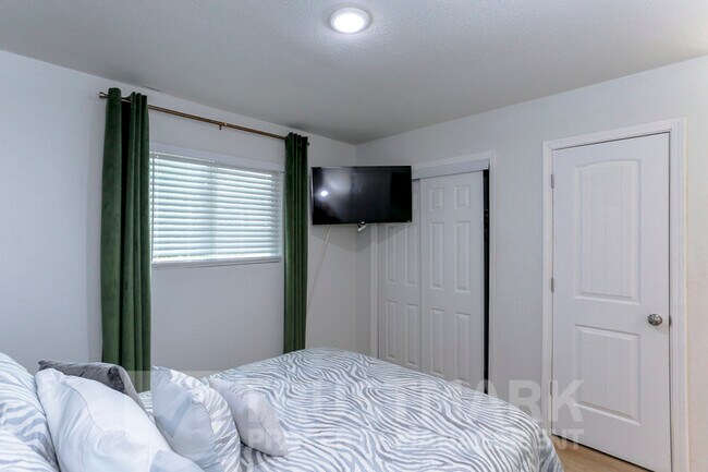 Building Photo - 614 Adams Ave