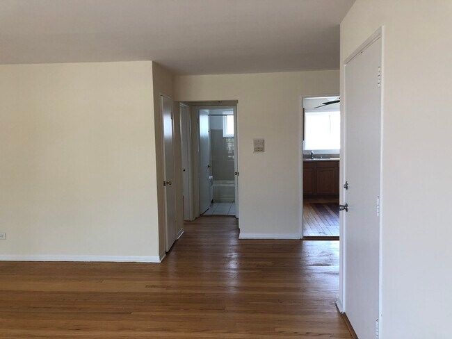 Building Photo - 6130 N Seeley Ave