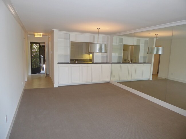 Building Photo - MIDDLE, END UNIT CONDO IN SPYGLASS WITH ST...