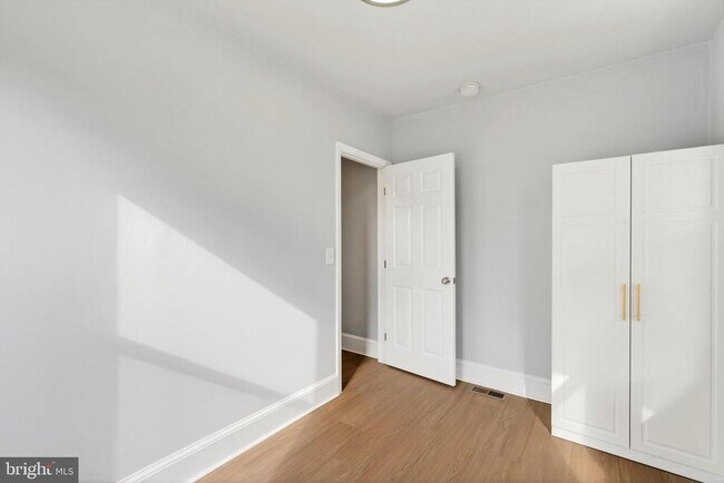 Building Photo - 29 W Elm Ave