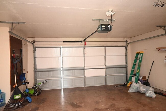 Building Photo - 5707 Hooper Dr