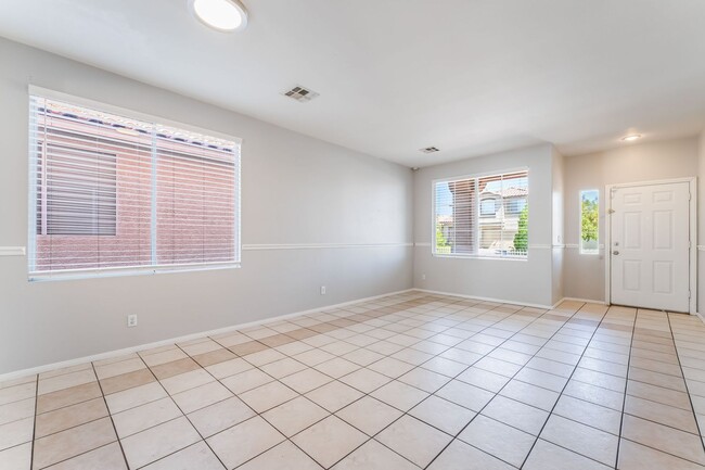 Building Photo - Beautiful 5 bed home with sparkling pool located in the heart of Las Vegas!