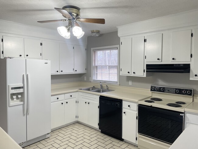 Building Photo - 290 Shawnee Dr