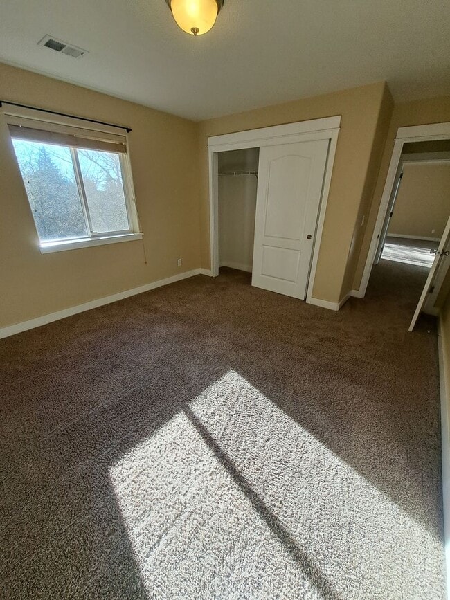 Building Photo - Secluded 5 bedroom Amazing Views Green Space