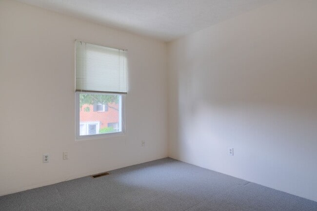 Building Photo - 4 bedroom / 2 1/2 Bath. Undergrad Welcome. Off Street Parking, Bus Route