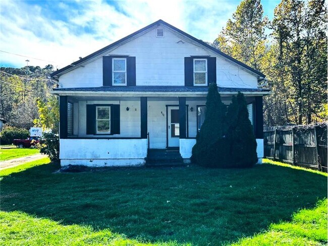 Primary Photo - 828 Cove Rd