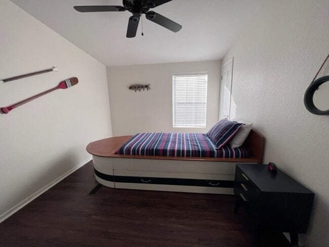Building Photo - Fully furnished 3 BR Home Includes Utiliti...