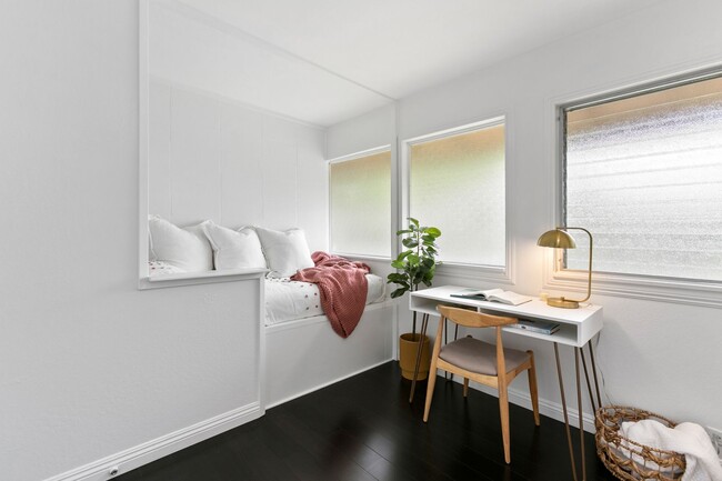 Building Photo - Kahala Tropic Gardens 2 bed 1.5 bath Fully...