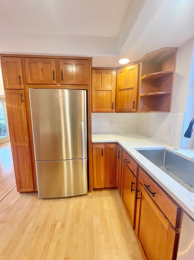 Building Photo - AVAILABLE NOW 3 BD 3.5 BA Townhome in Fremont